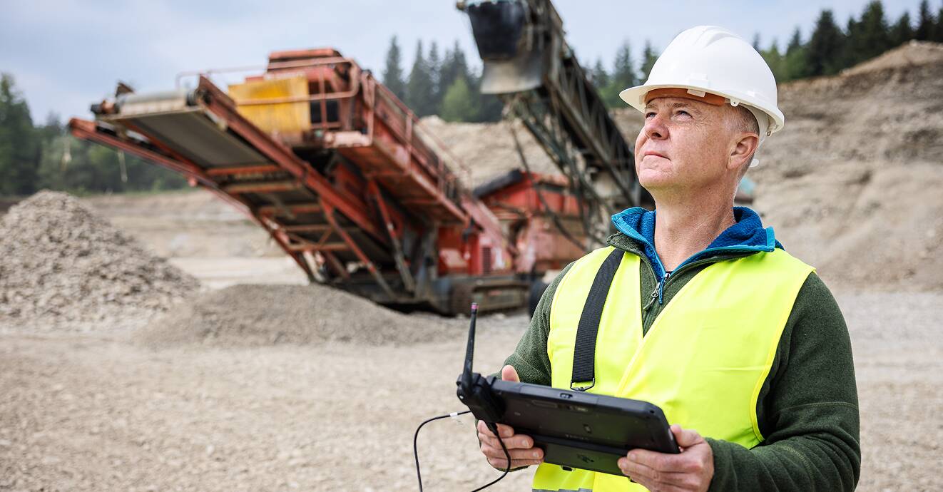 Operador configurando el drone WingtraRAY en campo
